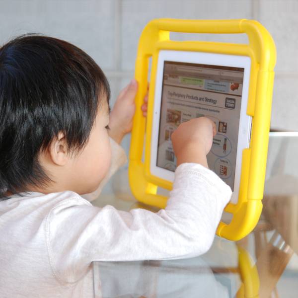 予測不能な動きからガード。子供が安心して遊べる「iPad用 チャイルドプロテクター」が上海問屋から
