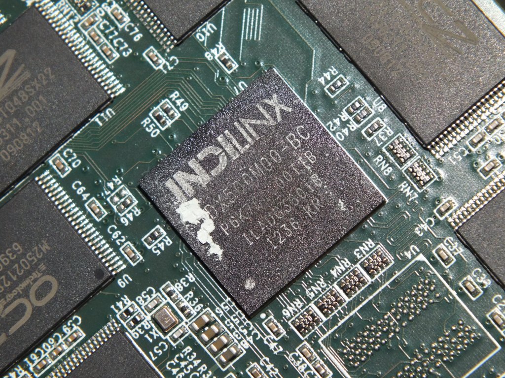 「Barefoot 3」コントローラ。シルク刻印を確認すると「IDX500M00-BC」の文字が確認できる