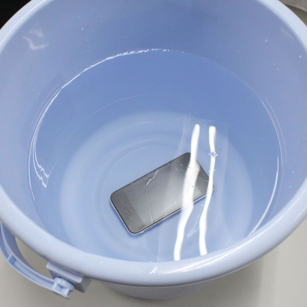 水中にドボンでも大丈夫！？iPhone 5用防水フィルムが上海問屋から