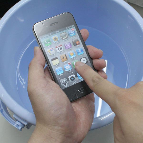 水中にドボンでも大丈夫！？iPhone 5用防水フィルムが上海問屋から