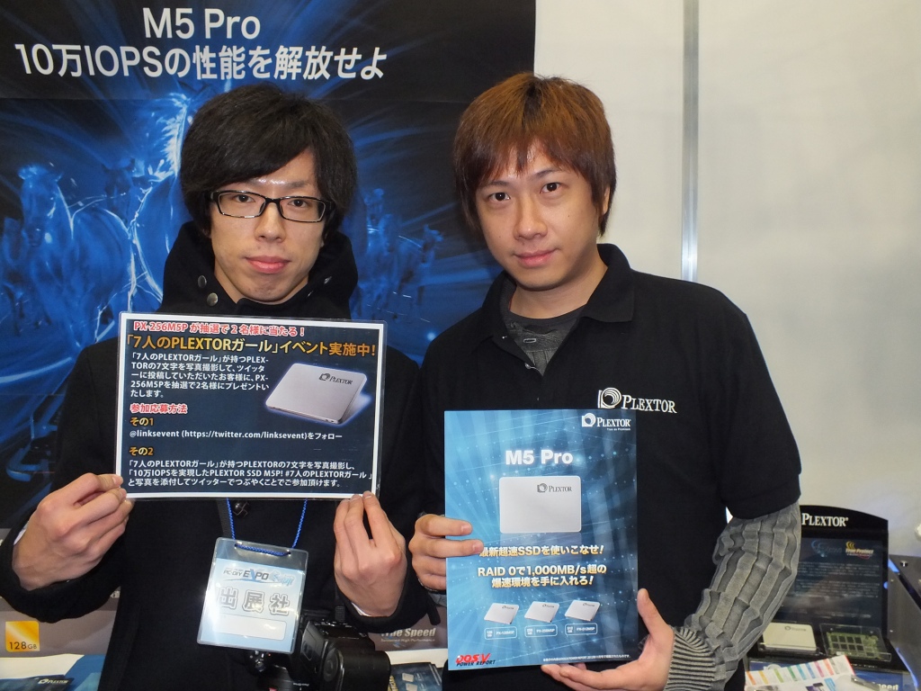 PLEXTORブースで対応していたリンクスインターナショナルの阪口氏（左）とPLDSのAddy氏（右）