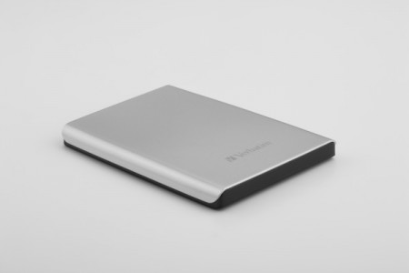 薄さわずか10.5mm。MacBook AirにもマッチするスーパースリムHDD「Verbatim Store ‘n’ Go Slim」がフリーコムから