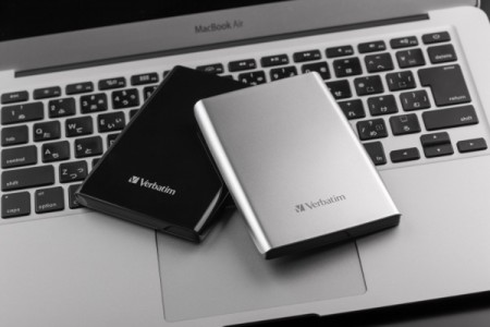 薄さわずか10.5mm。MacBook AirにもマッチするスーパースリムHDD「Verbatim Store ‘n’ Go Slim」がフリーコムから