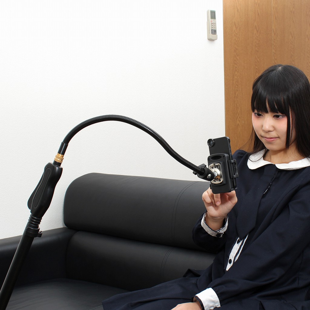まるで譜面台？スマホをとことんハンズフリーで使える調節自在なポールスタンドがサンコーから