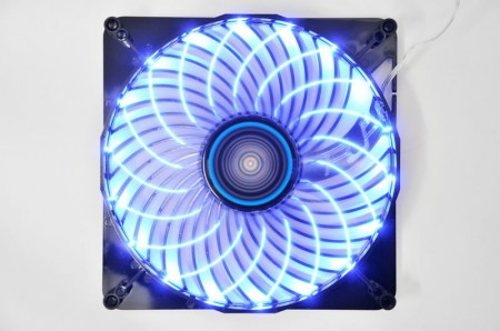 18個のLEDを搭載した180mm口径ファン、ENERMAX「UCTA18A-BL」「UCTA18A-R」発売