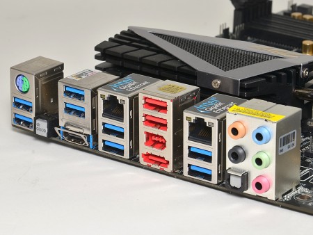 豪華装備のフラグシップマザーボードASRock「Z77 Extreme11」で