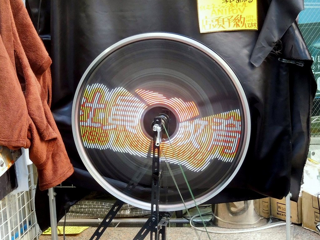 自転車と一緒にアニメが走る。イルミネーションホイール「ANIPOV」が