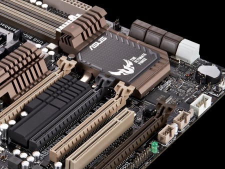 ASUSTeK、世界初PCIe3.0対応Socket AM3+マザーボード「SABERTOOTH 990FX/GEN3 R2.0」