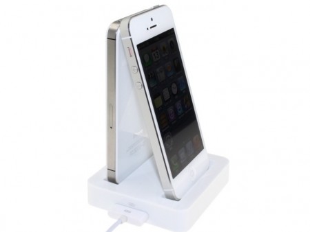 iPhone 5/4S両対応のデュアルドックスタンド、エバーグリーン「DNSB-29689」発売