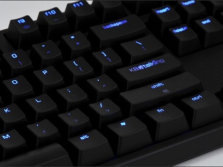 ブルーLEDが鮮やかに映える。センチュリー、Cherry軸採用スリムメカニカルキーボード「ONI」発売
