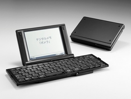 キングジム、薄型軽量デザインを採用した折りたたみ式デジタルメモ、ポメラ「DM25」発表