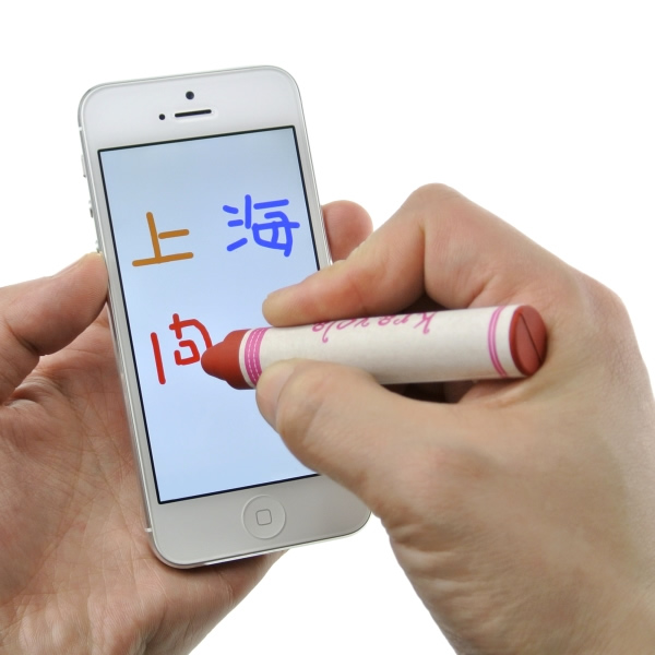 iPhoneをポップに彩る、クレヨン型スタイラスペンがエバーグリーンから