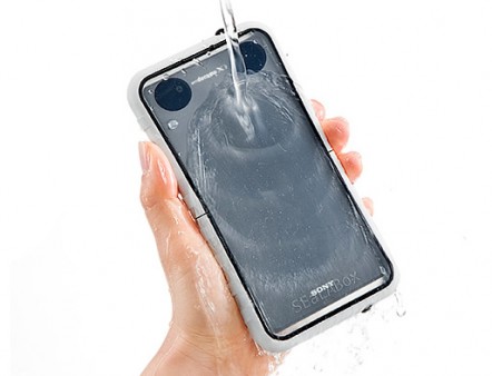 大型スマホを水場で楽しむ、スウェーデン生まれの防水ケースがサンワダイレクトから