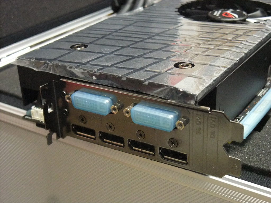 出力インターフェイスはSingleLink DVI-I×1、DualLink DVI-D×1、DisplayPort×4