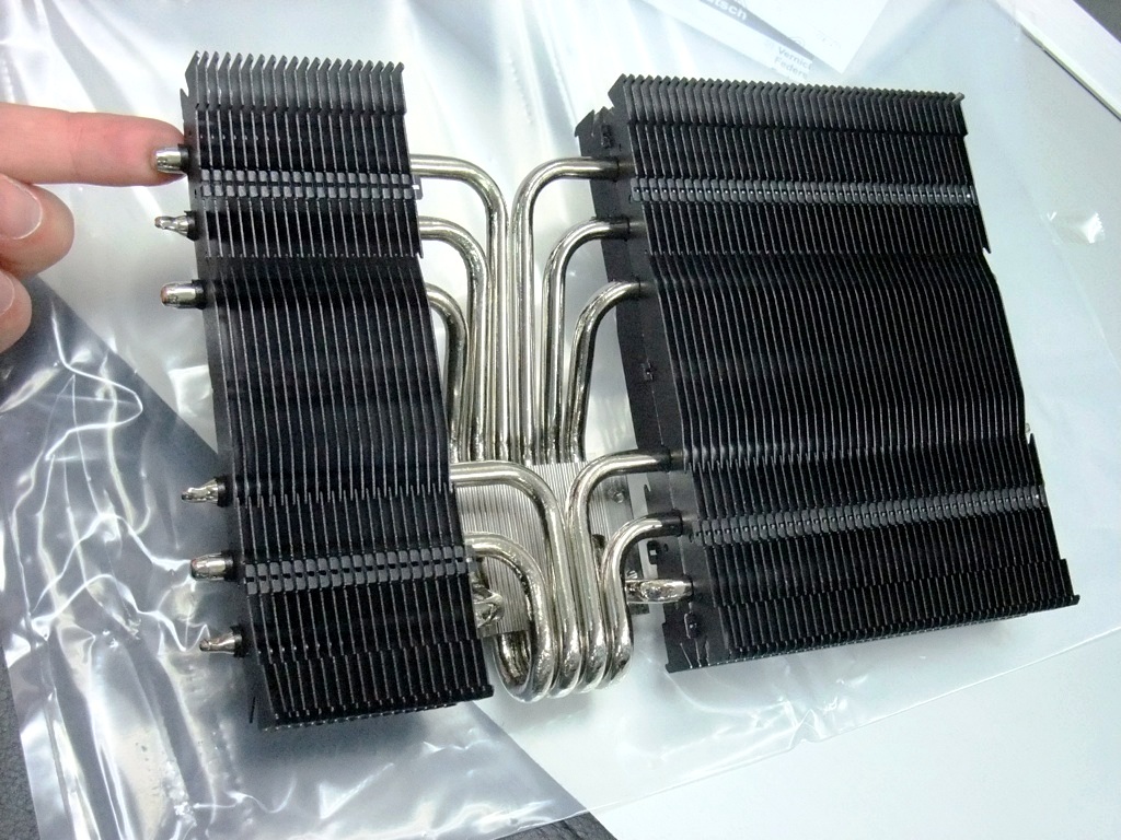 2ブロックにわかれたヒートシンクにはそれぞれ140mmファンを搭載可能