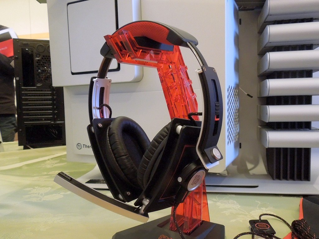 今月「CeBIT 2013」でデビューした「Level 10 M Headset」。「Level 10 M Mouse」に続く、「Level 10」シリーズのゲーミングデバイス第2弾だ。直線と曲線を絶妙に組み合わせるBMW Group DesignworksUSAのセンスはカテゴリーが変わっても健在