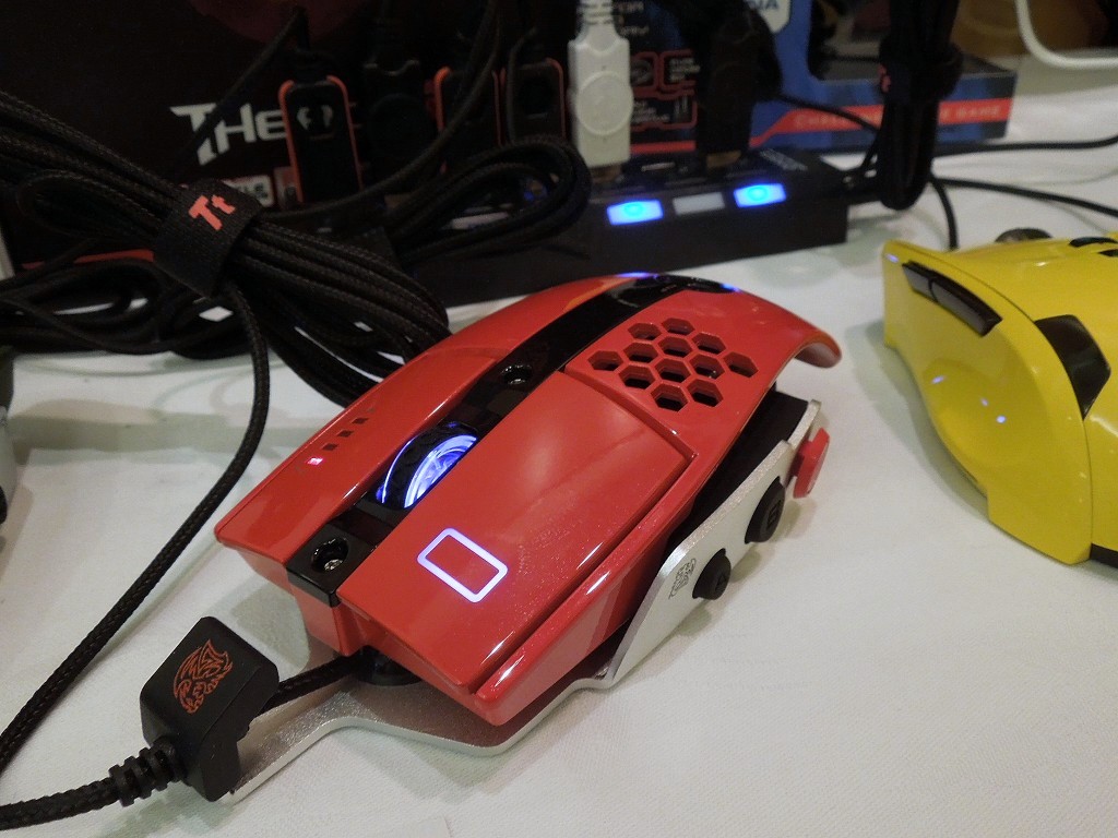 レーシングマシンのような、ソリッドかつ流麗なデザインが魅力の「Level 10 M Mouse」も展示中。国内ではようやく先月から販売が開始された。とにかくプレミアムなゲーミングマウスである