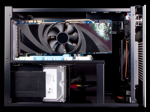 内部を上限に分断するダブルデッキ構造を採用した「AS Enclosure W5」シリーズ
