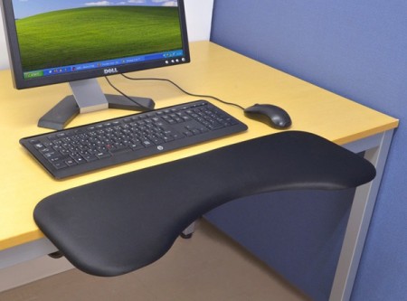 JTT、肩や腕の負担を軽減するゆったりサイズのパームレスト「DESK+PLUS」発売