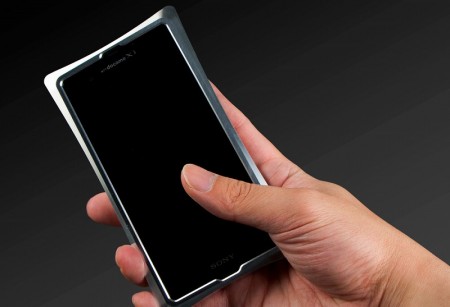 「Xperia Z」を美しく守る。堅牢アルミバンパーケース、アビー「ZX01」