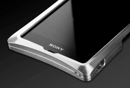 「Xperia Z」を美しく守る。堅牢アルミバンパーケース、アビー「ZX01」