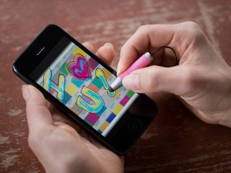 ストラップのように持ち歩く「Bamboo」。ワコム、携帯用小型スタイラス「Bamboo Stylus mini」