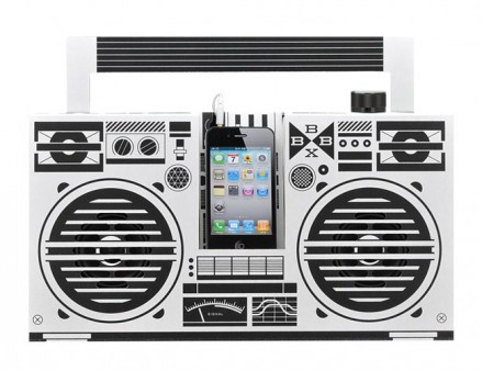 ダンボールでできている！ラジカセ型の組立てスピーカー「Berlin BoomBox」白箱.comから