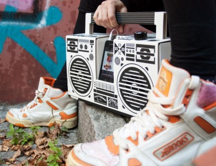 ダンボールでできている！ラジカセ型の組立てスピーカー「Berlin BoomBox」白箱.comから