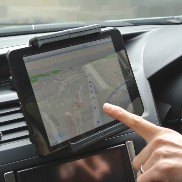 7～10インチタブレット対応のオンダッシュ車載ホルダーがエバーグリーンから
