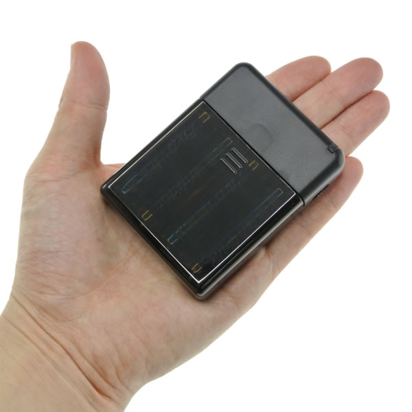 エバーグリーン、単三アルカリ乾電池4本で使用可能な、スマホ用モバイルバッテリー