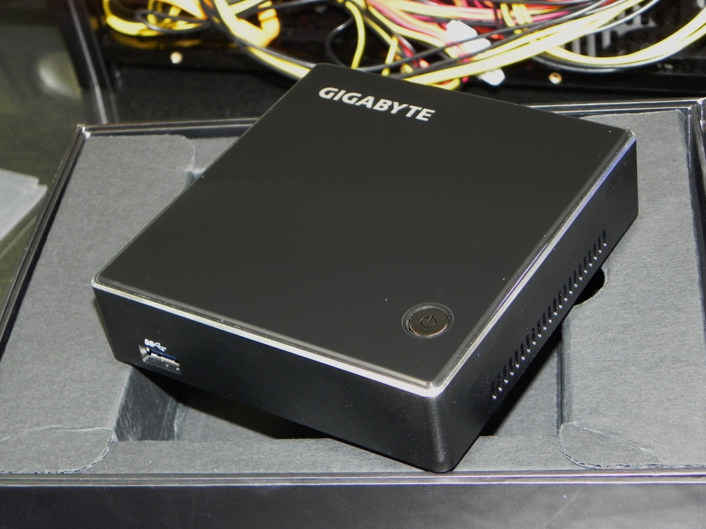 GIGABYTEオリジナルマザーボードを採用したNUCベアボーンキット