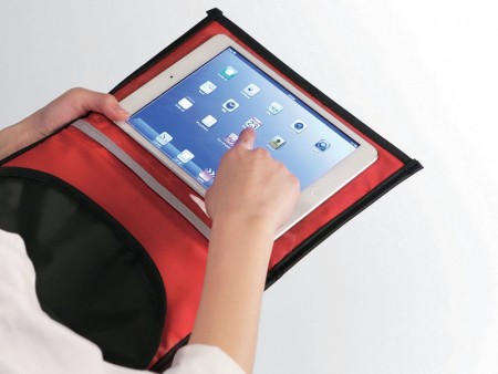 エレコム、タブレットを肩掛けで持ち歩ける汎用キャリングケース3モデル