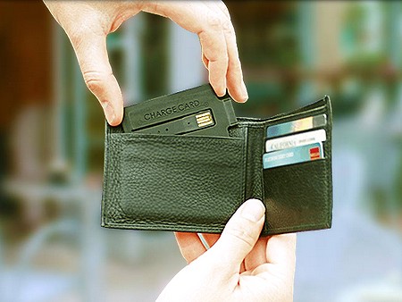 名刺サイズのカード型ケーブル「ChargeCard」にmicroUSB版が登場。海外送料込みで25ドル