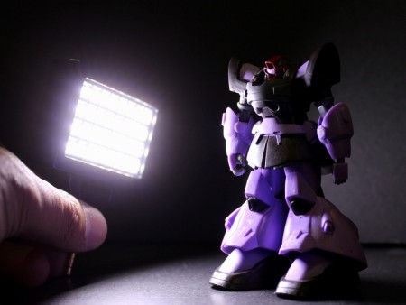 スマホで強烈フラッシュ撮影！サンコー、イヤホンジャックに挿す「32LEDスマホフラッシュ」発売