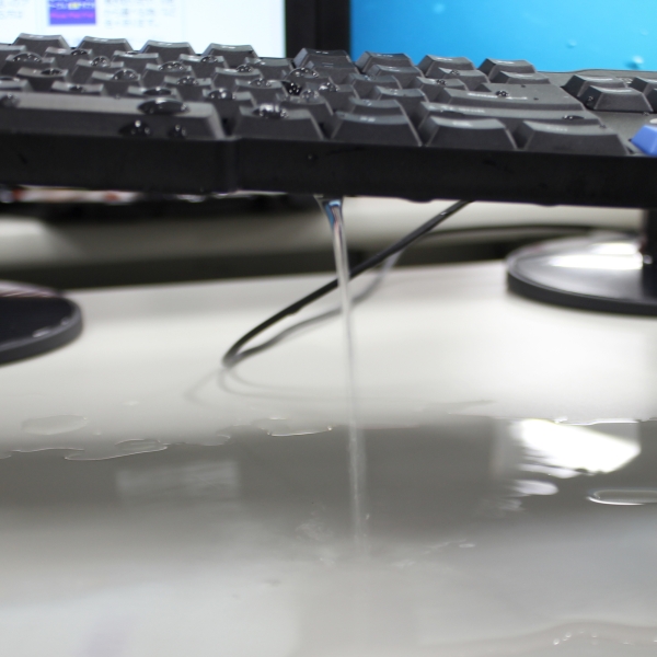 排水機能が付いた英語配列USBキーボード、エバーグリーン「DN-30647」発売