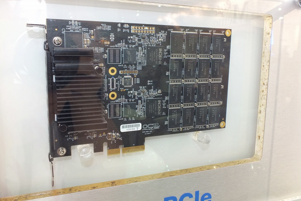 2基のBarefoot 3コントローラを実装した、PCI-Express対応SSD「Vertex PCIe」