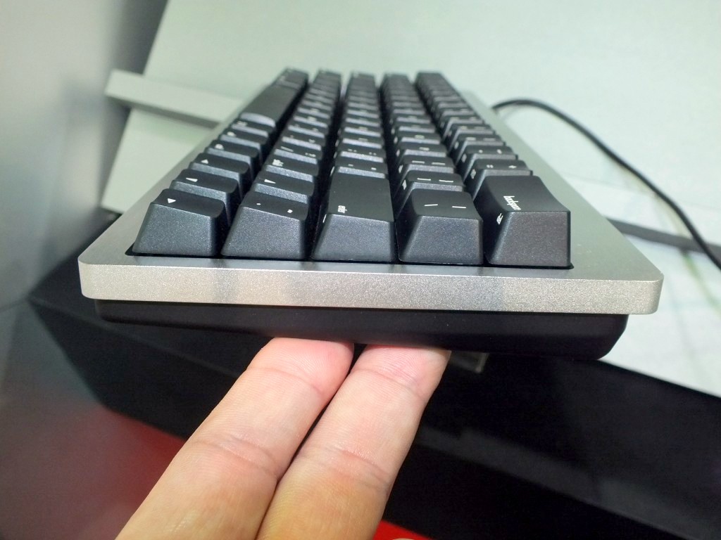 フレームの分厚さがよく分かる側面からの図。キートップ形状はステップスカルプチャ構造を採用する