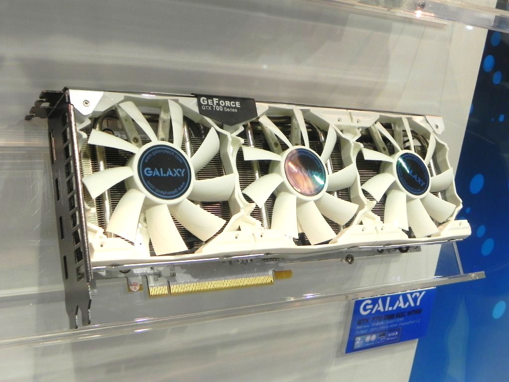 GeForce GTX 770搭載で白基板を採用する「GTX 770 2GB SOC White」