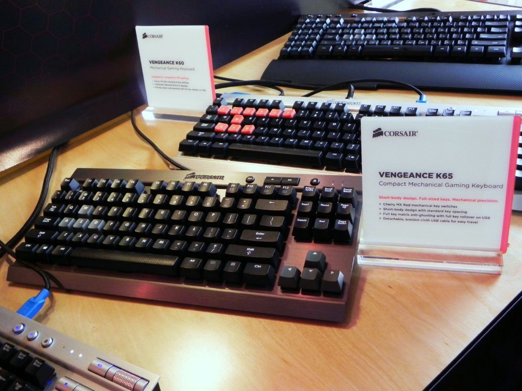 “Space Saver”的な正統テンキーレスデザインに生まれ変わった「Vengeance K65」。マウスへの移動距離を短縮、よりコンパクトになり占有面積も減少。難ありだった取り回しが劇的に改善した