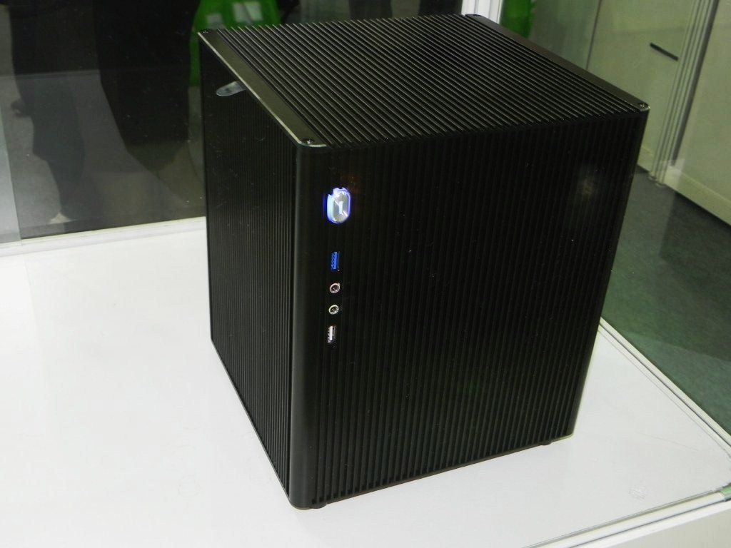 スリムタイプ光学ドライブベイなしの「E-MINI M3」