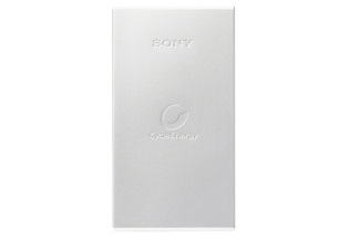 電池容量40％アップ。容量5,000mAhのコンパクトモバイルバッテリー、ソニー「CP-F5」