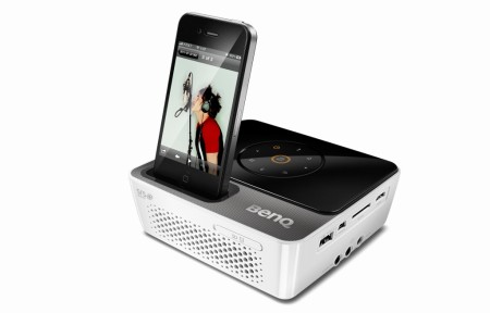 iPhone/iPod用ドックポートを搭載したLEDモバイルプロジェクタ、BenQ「GP3」
