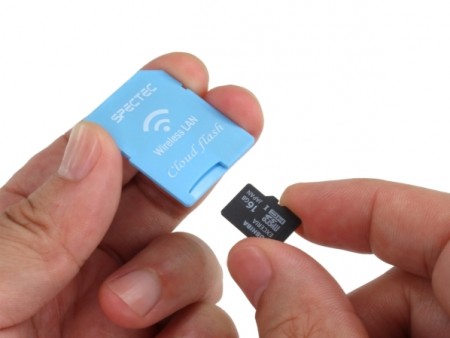 エバーグリーン、複数端末からアクセスできる無線LAN対応SD変換アダプタ「DN-84717」