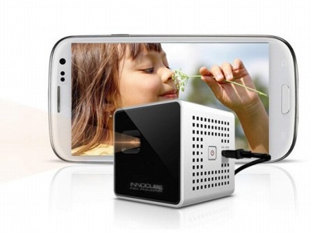 スマホにダイレクト接続、画面そのまま投影。サイコロ型の極小