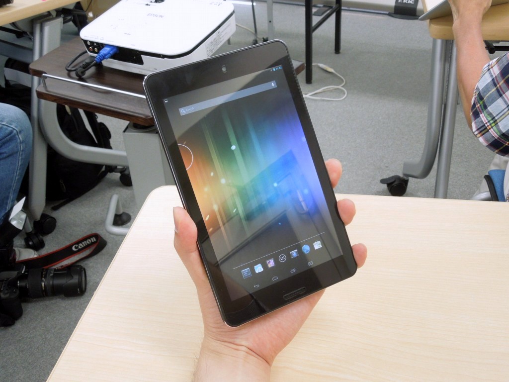 スリムかつスタイリッシュな7インチモデル「Diginnos Tablet DG-D07S」。きわめて軽量で片手持ちも楽々。最新OS Android 4.2を搭載するデュアルコア機だ