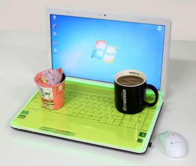 「ちょこっと置きたい」に便利な15インチノート用アクリルテーブルがエバーグリーンから