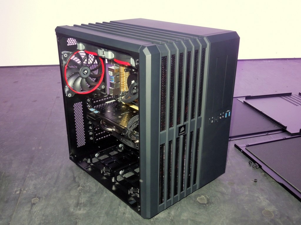 CORSAIRの先進的エアフロー思想が生み出した、巨大なキューブケース「Carbide AIR 540」。左右分割構造を特徴とし、最大でE-ATXマザーボードにも対応する