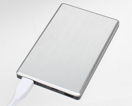 超薄7.5mmなのに容量2,200mAhの名刺サイズバッテリーがサンコーから発売中