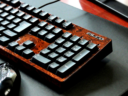 デスクトップ緑化計画！？ダイヤテック、奇想天外“芝生”風キーボードフレーム「MIDORI」発売