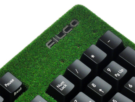 デスクトップ緑化計画！？ダイヤテック、奇想天外“芝生”風キーボードフレーム「MIDORI」発売
